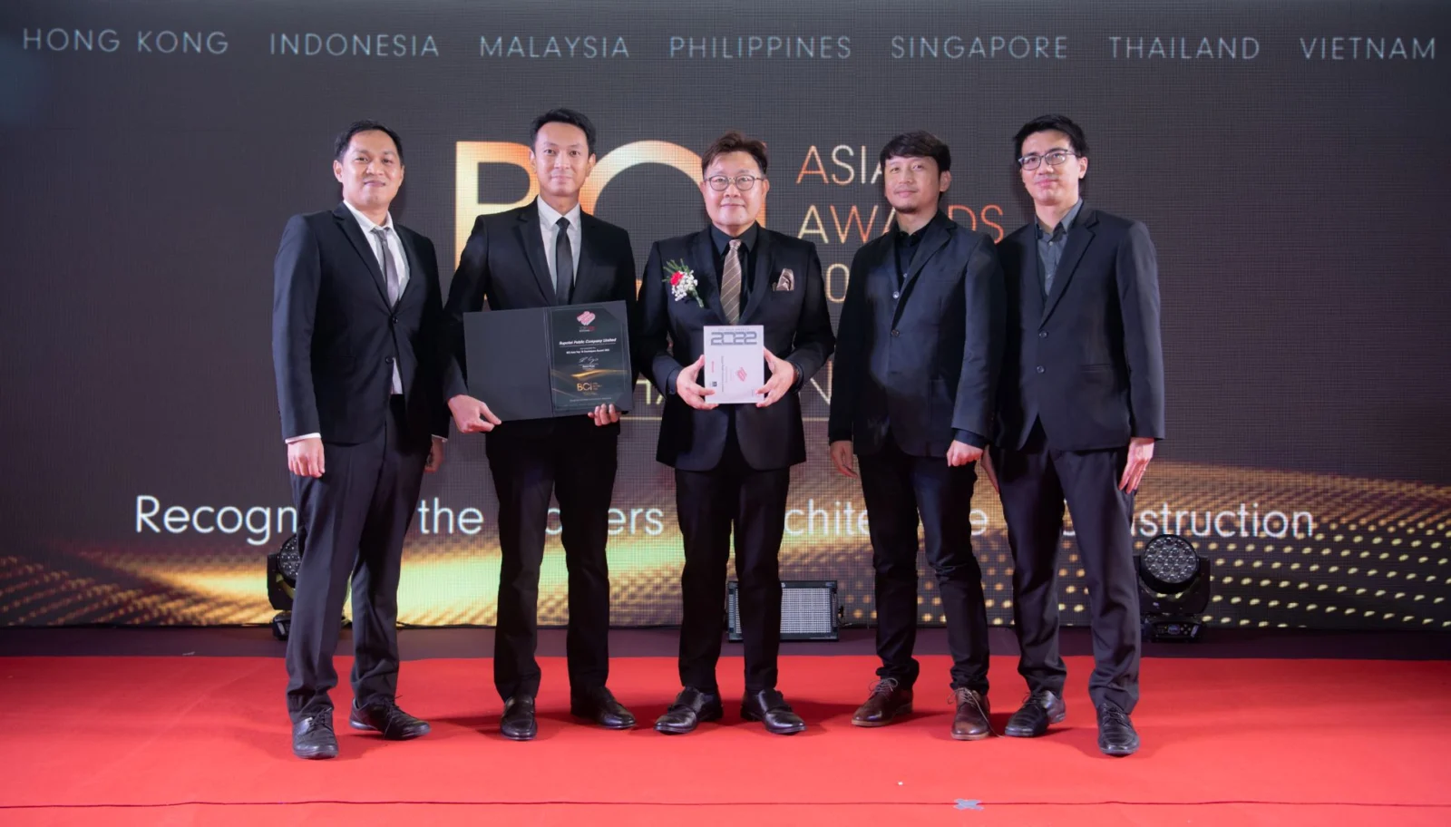 คุณชัยจักร วทัญญูและฝ่ายสร้างสรรค์และพัฒนาผลิตภัณฑ์