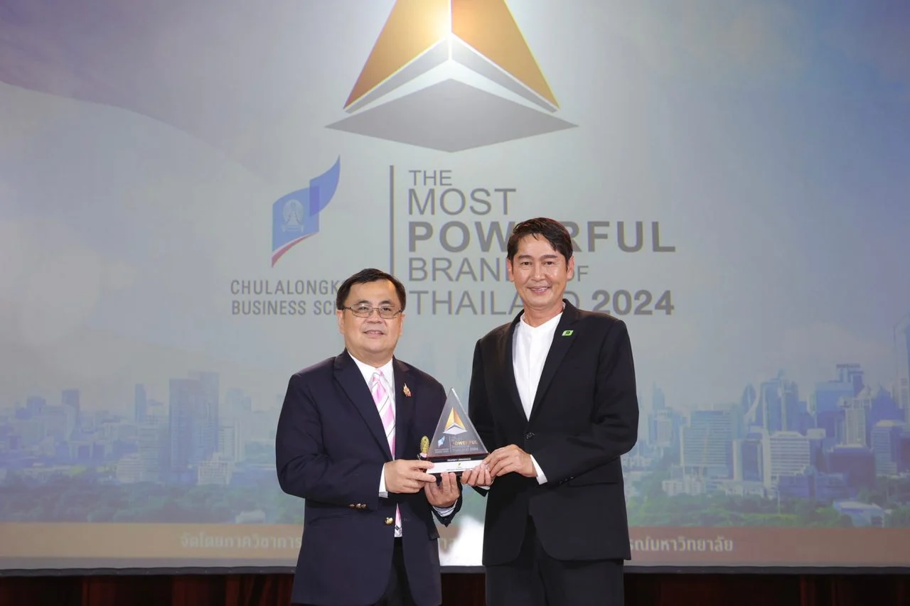 คุณธีระรับรางวัล