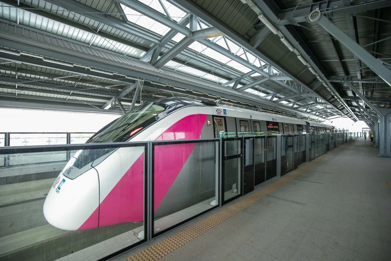 รถไฟฟ้าสายสีชมพู ()