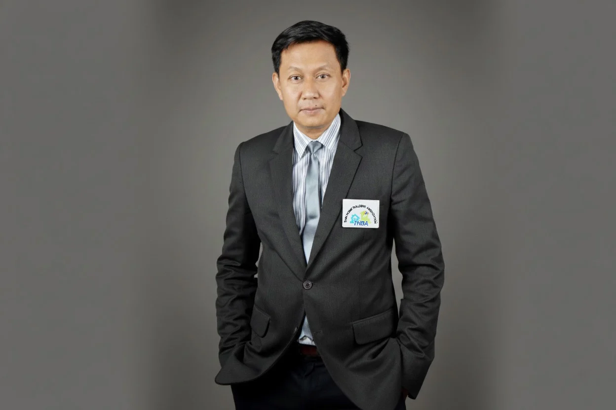 คุณนิรัญ โพธิ์ศรีขนาดใหญ่