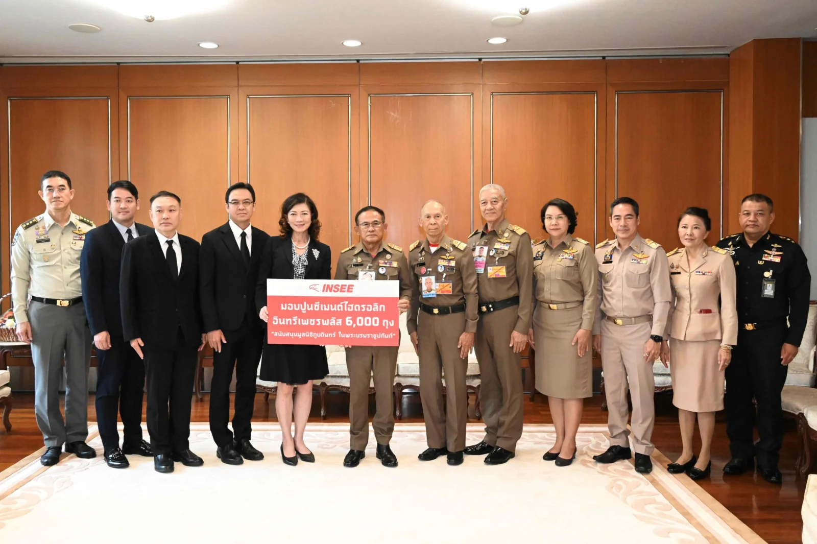 ปูนซีเมนต์นครหลวงส่งมอบปูนอินทรีเพชรพลัสแก่มูลนิธิภูบดินทร์